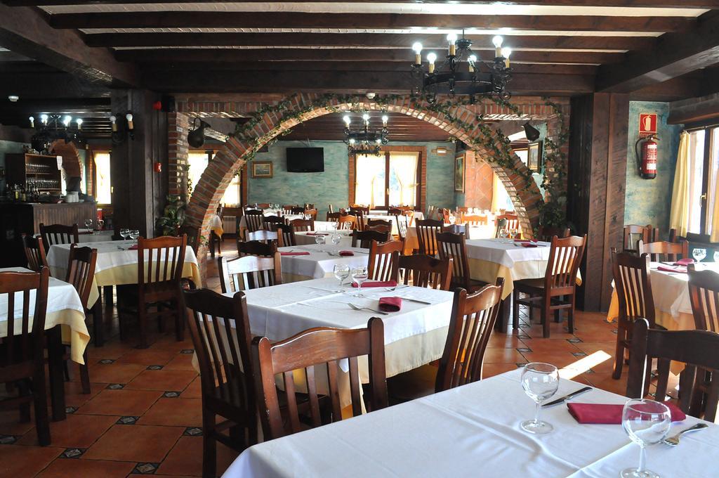 Hotel Restaurante La Parra La Franca Bagian luar foto
